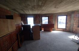 Casa la rosu,200mp,2 nivele,500 mp teren imprejmuit,zona Sigmir