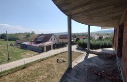 Casa la rosu,200mp,2 nivele,500 mp teren imprejmuit,zona Sigmir