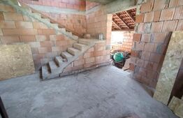 Casa la rosu,200mp,2 nivele,500 mp teren imprejmuit,zona Sigmir
