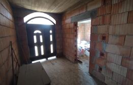 Casa la rosu,200mp,2 nivele,500 mp teren imprejmuit,zona Sigmir