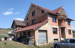 Casa la rosu,200mp,2 nivele,500 mp teren imprejmuit,zona Sigmir