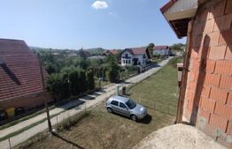 Casa la rosu,200mp,2 nivele,500 mp teren imprejmuit,zona Sigmir