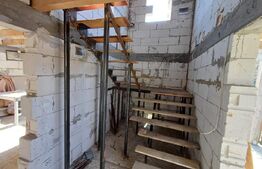 Casa + 20 arii  teren, distanta  30 km de Bistrita