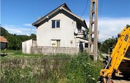 Casă de vânzare, cu 3 camere, 100 m², teren 5 arii, zona Ciceu-Mihaesti