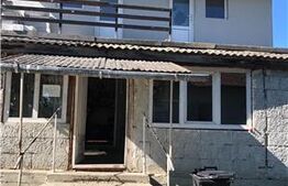 Casă de vânzare, cu 3 camere, 100 m², teren 5 arii, zona Ciceu-Mihaesti