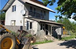Casă de vânzare, cu 3 camere, 100 m², teren 5 arii, zona Ciceu-Mihaesti