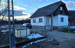 Casa de vanzare, cu 2 camere, 70 mp, zona Uriu