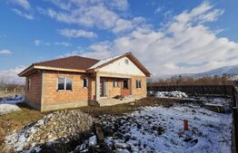 Casa la rosu 3 dormitoare, 145 mp, 800 mp teren, zona Unirea 