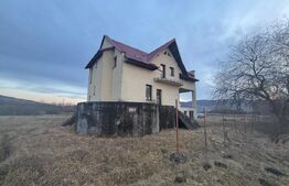 Casa de vanzare, cu 5 camere, 460 mp+teren 5800 mp, 10 km de Bistrita
