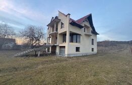 Casa de vanzare, cu 5 camere, 460 mp+teren 5800 mp, 10 km de Bistrita
