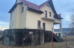 Casa de vanzare, cu 5 camere, 460 mp+teren 5800 mp, 10 km de Bistrita