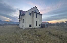 Casa de vanzare, cu 5 camere, 460 mp+teren 5800 mp, 10 km de Bistrita