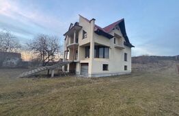 Casa de vanzare, cu 5 camere, 450 mp+teren 5800 mp, 10 km de Bistrita