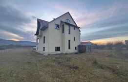 Casa de vanzare, cu 5 camere, 450 mp+teren 5800 mp, 10 km de Bistrita