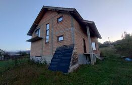 Casa la rosu pe 2 nivele, 4 camere, 180 mp, teren 1970 mp, zona Leoni