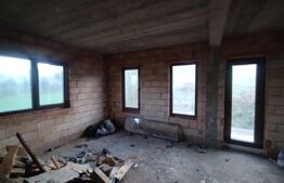 Casa la rosu pe 2 nivele, 4 camere, 180 mp, teren 1970 mp, zona Leoni