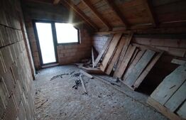 Casa la rosu pe 2 nivele, 4 camere, 180 mp, teren 1970 mp, zona Leoni