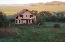 Casa la rosu pe 2 nivele, 4 camere, 180 mp, teren 1970 mp, zona Leoni