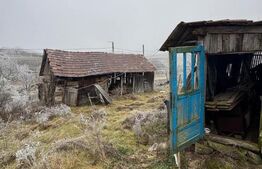 Casa cu 2 camere, 60 mpsi teren 7000 mp, la 40 km de Bistrita