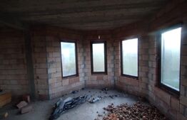 Casa la rosu cu 4 camere, 180 mp utili+teren 861 mp, zona Leoni