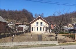 Casa individuala, 4 camerra, 400 mp, la 30 km de Bistrita 