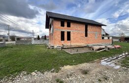 Casa la roșu, cu 4 camere, 180 mp, 7 ari de teren, zona Cepari