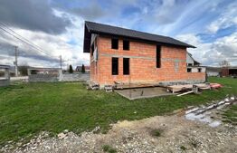 Casa la rosu cu 4 camere, 180 mp, 6 ari de teren, zona Cepari