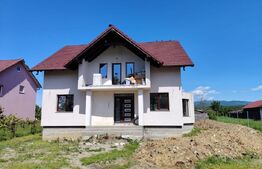 Casa individuala cu 5 camere, 200 mp, cu 24 ari teren, zona Orheiu, Bistritei