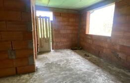 Casa la rosu, cu 3 camere, 74 mp,  teren 800 mp, zona Centura, Bistrita