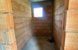 Casa la rosu, cu 3 camere, 74 mp,  teren 800 mp, zona Centura, Bistrita