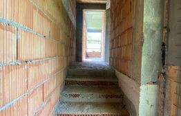 Casa la rosu, cu 3 camere, 74 mp,  teren 800 mp, zona Centura, Bistrita