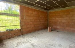 Casa la rosu, cu 3 camere, 74 mp,  teren 800 mp, zona Centura, Bistrita