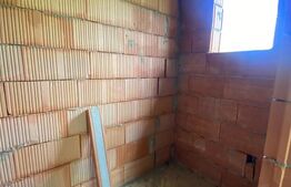 Casa la rosu, cu 3 camere, 74 mp,  teren 800 mp, zona Centura, Bistrita