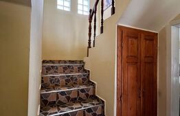 Casa de vanzare, cu 7 camere, 150 mp, zona Stramba