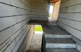 Casă Spațioasă la Roșu, 190 mp Utili, la 5 Minute de Beclean