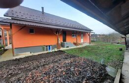 Casă de vânzare la 20 km de Bistrița – 3 camere, mobilată și utilată, 18 ari