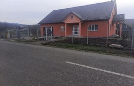 Casă de vânzare la 20 km de Bistrița – 3 camere, mobilată și utilată, 18 ari