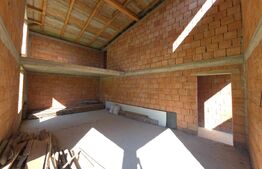 Casa la rosu, 180 mp utili si 870 mp teren, zona Valea Rusului