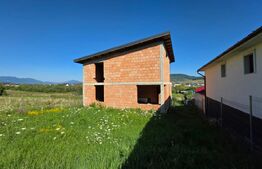 Casa la rosu, 180 mp utili si 870 mp teren, zona Valea Rusului