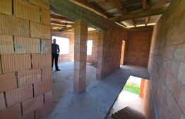 Casa la rosu, 180 mp utili si 870 mp teren, zona Valea Rusului