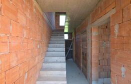 Casa la rosu, 180 mp utili si 870 mp teren, zona Valea Rusului