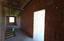 Casa la rosu, 180 mp utili si 870 mp teren, zona Valea Rusului