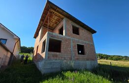 Casa la rosu, 180 mp utili si 870 mp teren, zona Valea Rusului