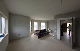 Casa cu 5 camere, 300 mp, teren 17 ari, Valea Rusului