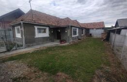 Casa batraneasca, 70 mp, teren 25 ari, orasul Beclean