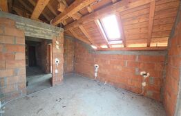 Teren 10 ari cu casă la roșu 240 mp cu plus garaj–Valea Rusului, panorama oraș