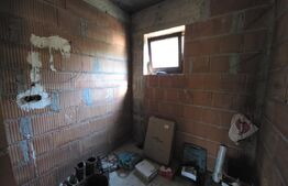 Teren 10 ari cu casă la roșu 240 mp cu plus garaj–Valea Rusului, panorama oraș