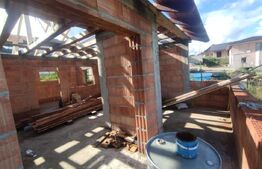 Casa la rosu 100mp,4 camere,750 mp teren extravilan,zona Dealu Jelnei