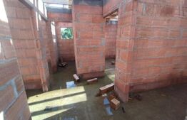 Casa la rosu 100mp,4 camere,750 mp teren extravilan,zona Dealu Jelnei