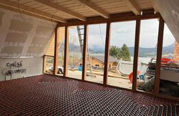 Doua cabane tip A, de vanzare, cu priveliste panoramica spre lac